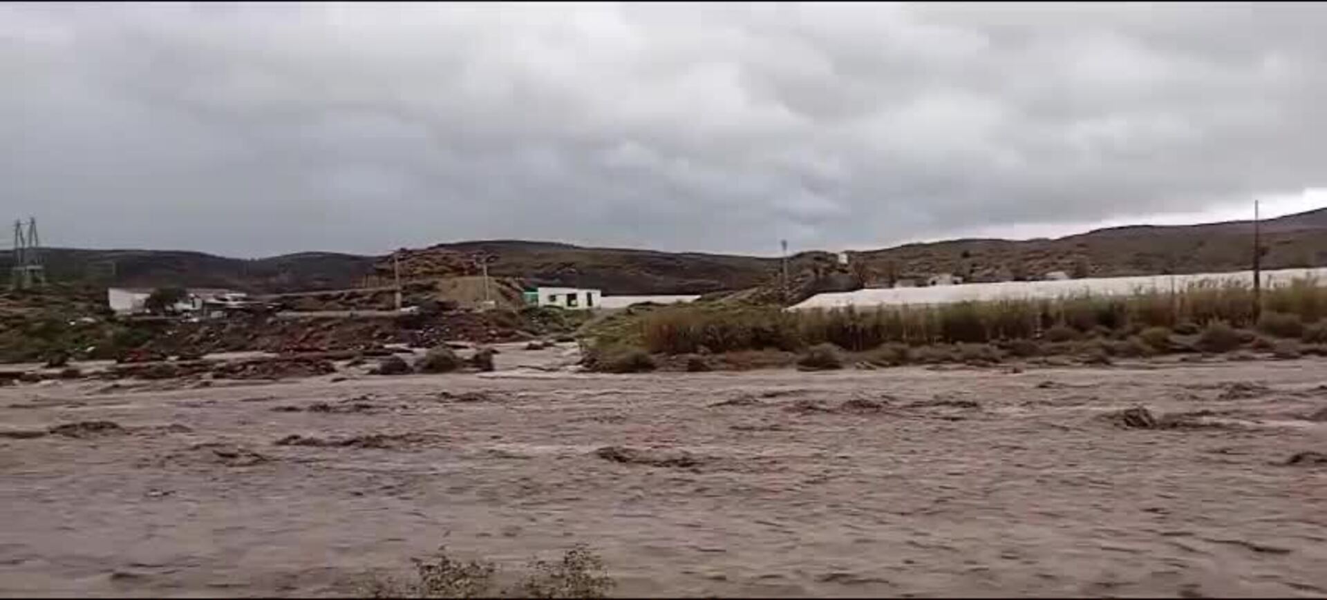 Se desborda la rambla del Ramonete, en Lorca, por las fuertes lluvias