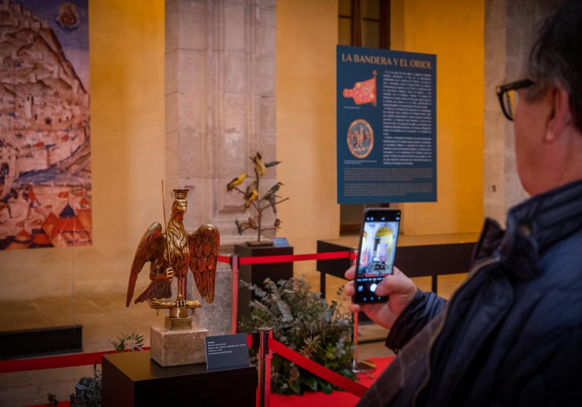 Un visitante fotografía el Pájaro del Oriol, la figura más representativa y querida de la ciudad.