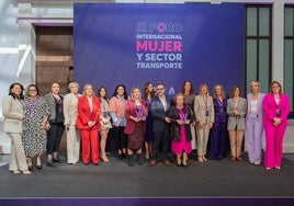 El CEO de Andamur, Miguel Ángel López, con todas las mujeres que participaron en la tercera edición del foro.