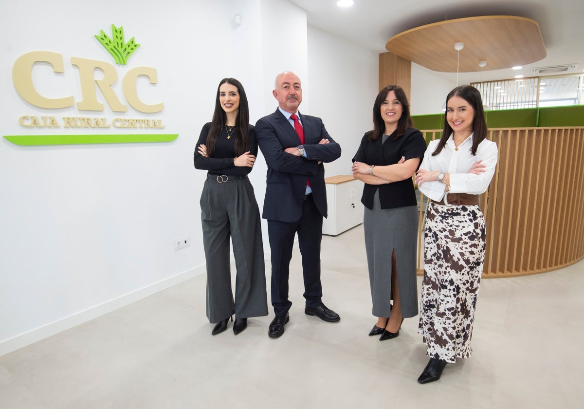 Nuria Contreras, Ginés Argiles, Carmen Gracia y Gloria Alarcón, en la nueva oficina de CRC de Las Torres de Cotillas.