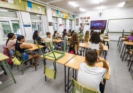 Un profesor da clase en un instituto de la Región en una imagen de archivo.