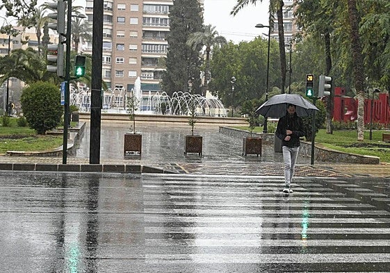 Lluvia en el centro de Murcia, este domingo.