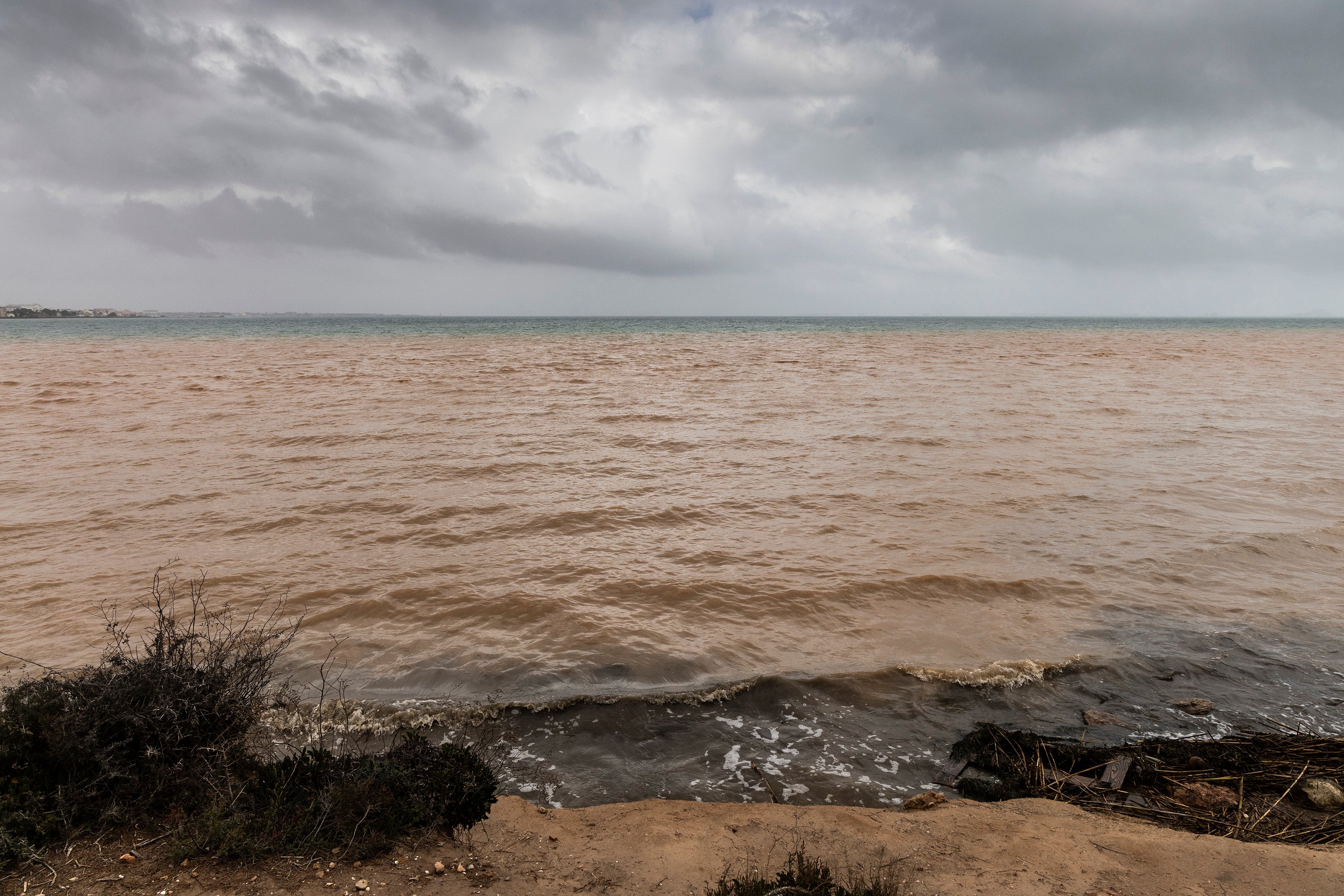 La entrada de agua al Mar Menor a través de la rambla del Albujón, en imágenes
