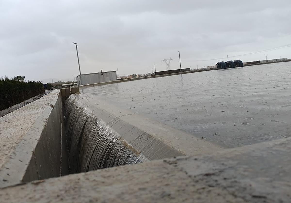 El tanque de tormentas de Torre Pacheco, lleno de agua este fin de semana.