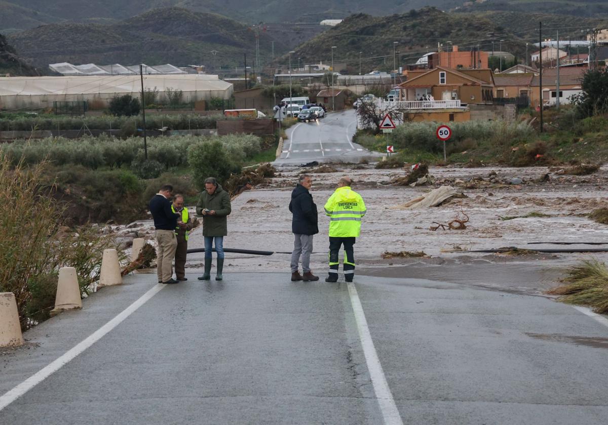 Efectivos de emergencias, junto a una rambla de Lorca desbordada este domingo.