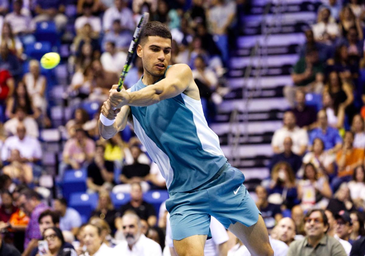 Alcaraz devuelve una bola a Tiafoe, este domingo, durante un partido de exhibición en Puerto Rico.