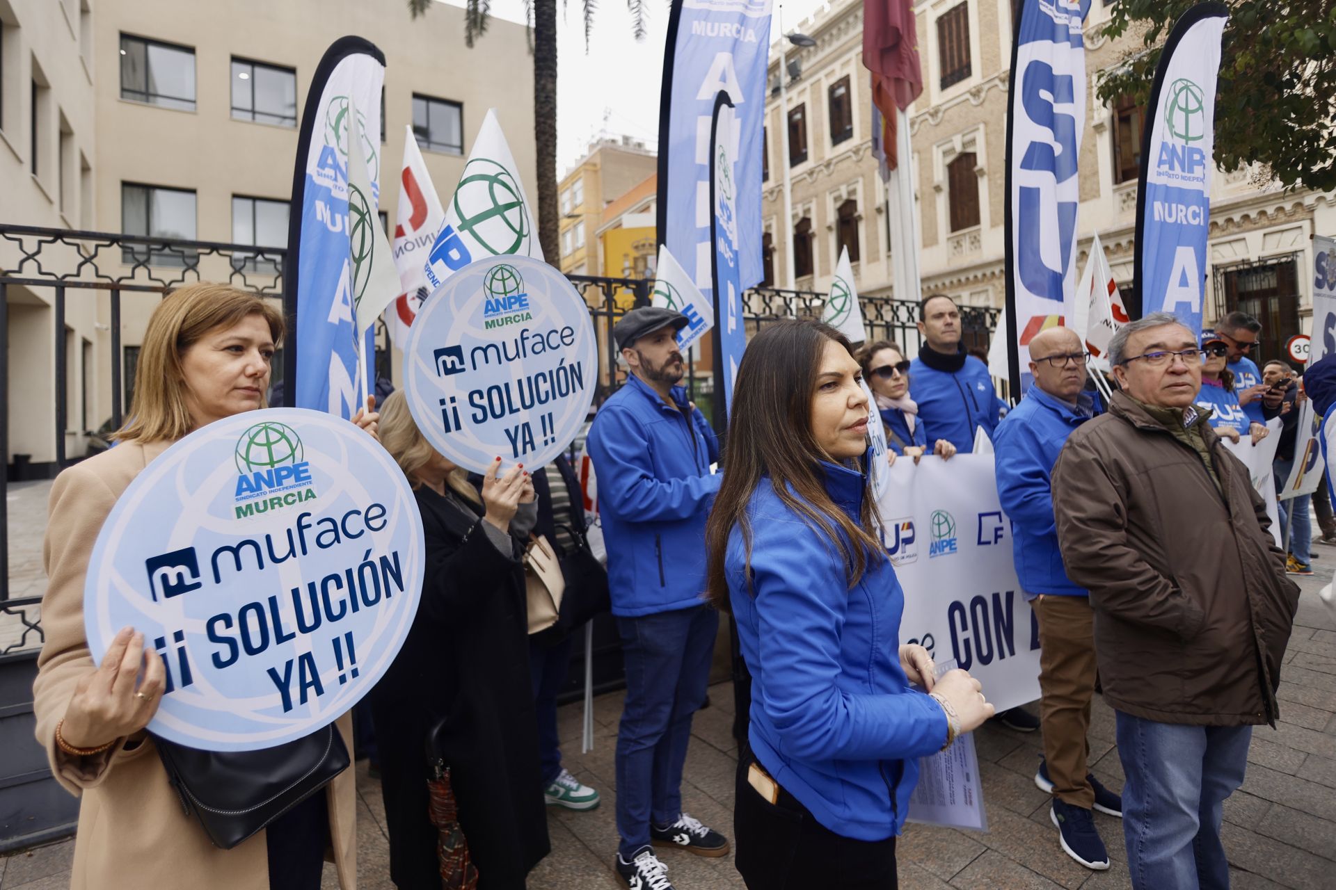 Las imágenes de la protesta de los funcionarios en Murcia pidiendo una solución a Muface