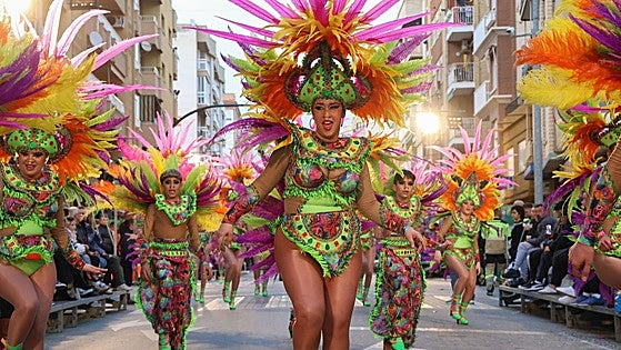 Derroche de plumas y fantasía en Águilas para una fiesta de alto nivel