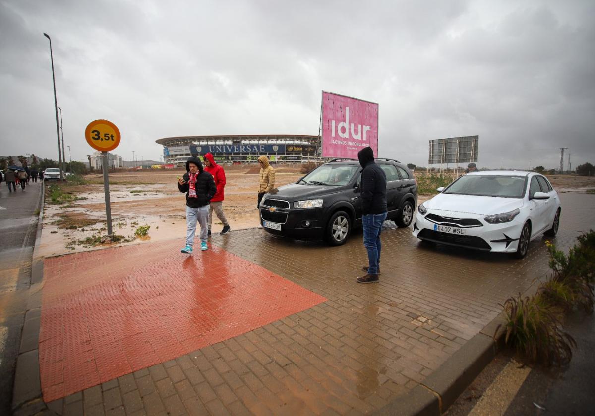 Aficionados dejan su coche en la acera antes del Murcia-Ibiza.