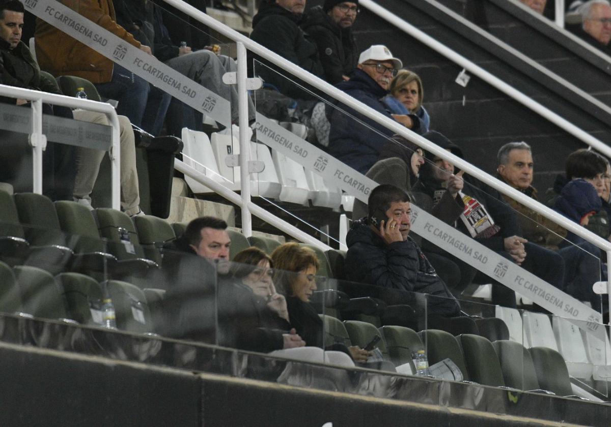 Cristina Mora revisa el móvil junto a la presidenta del Eibar, Amaia Gorostiza; al fondo, el empresario Carlos Mateo Sánchez, de Athos, el pasado viernes en el palco del estadio Cartagonova.