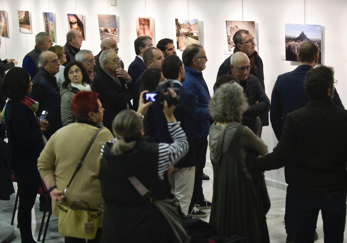 Inauguración de la muestra, ayer, con el alcalde Ballesta al fondo (2d).