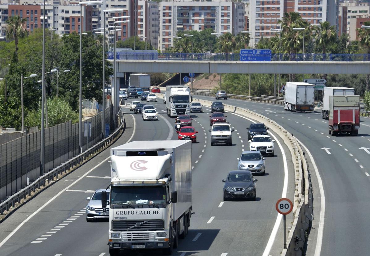 Camiones circulando por la autovía de Murcia en una imagen de archivo.