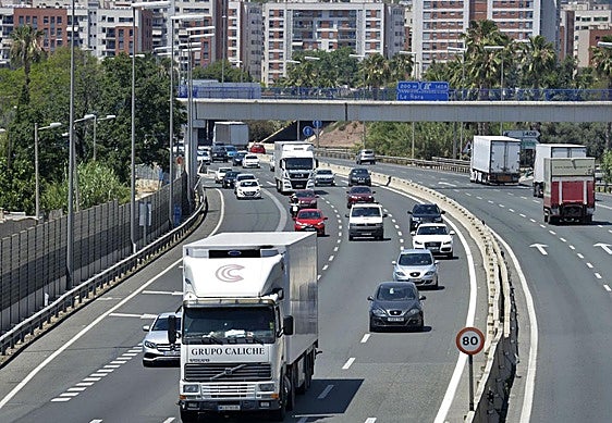 Camiones circulando por la autovía de Murcia en una imagen de archivo.