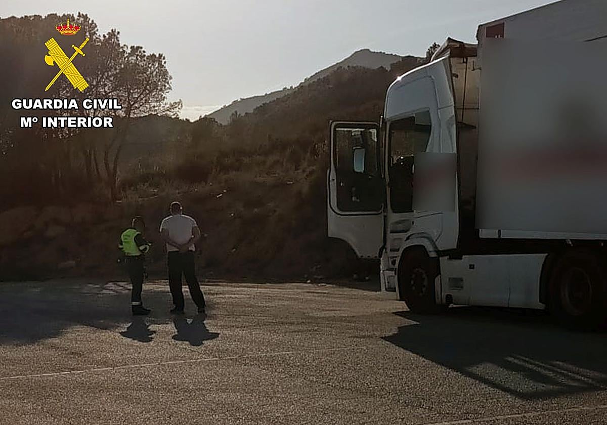 El camionero, sorprendido por los agentes de la Benemérita.