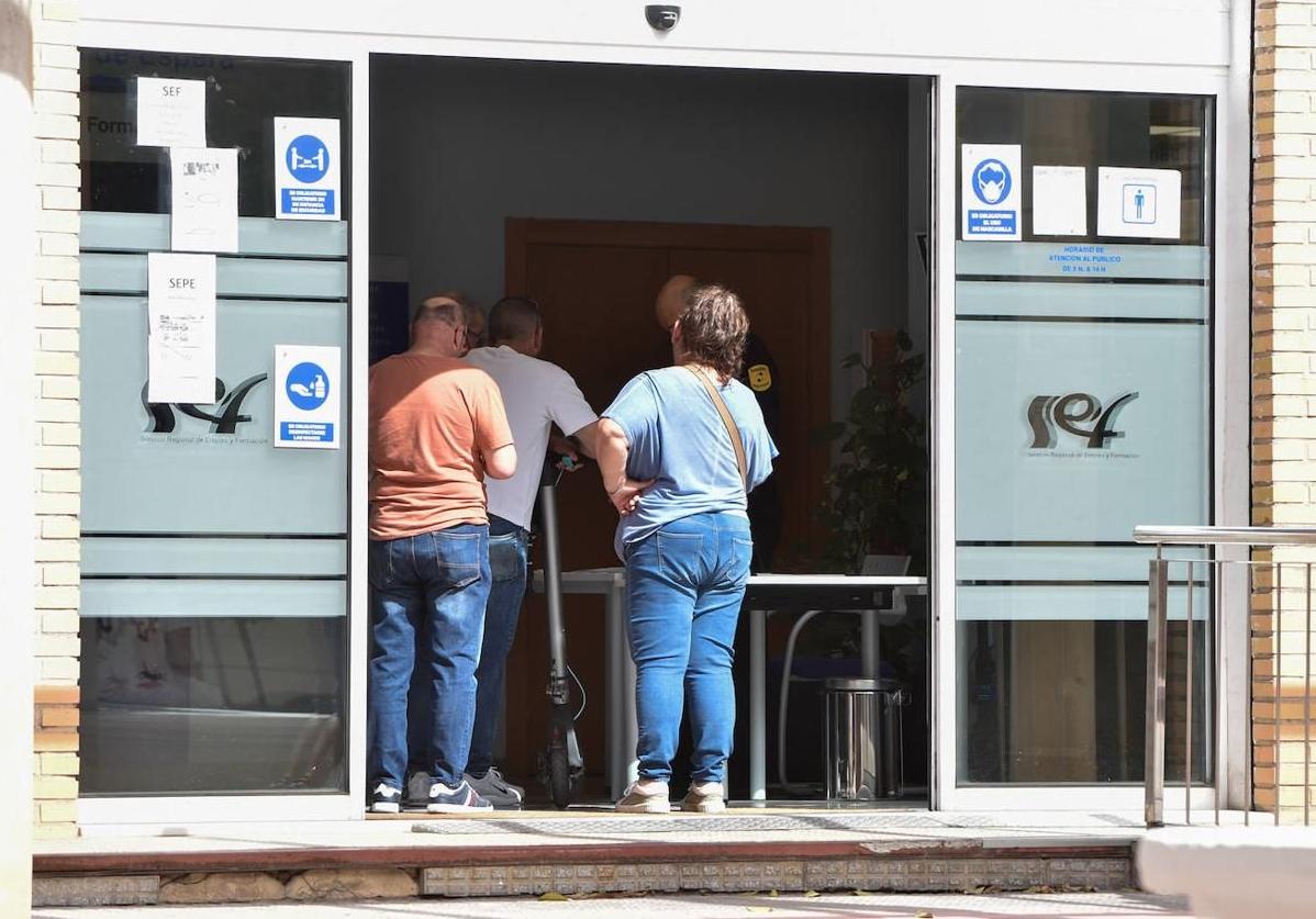 Varias personas esperan su turno en una oficina del SEF en Murcia, en una imagen de archivo.