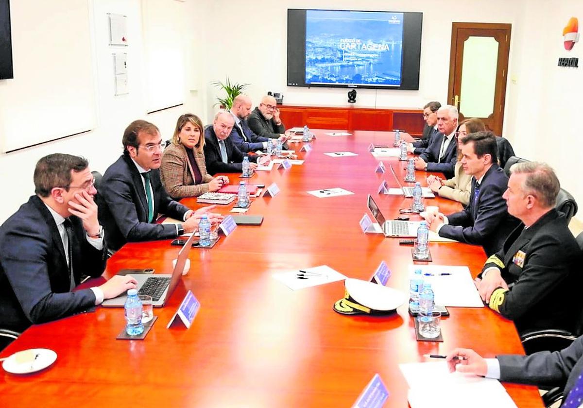 Reunión del consejo de administración del Puerto de Cartagena, este martes, en el complejo de Repsol.