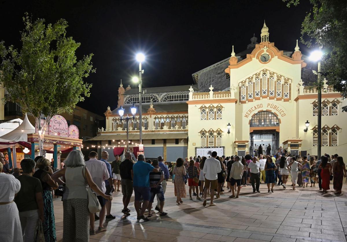 Una cola de asistentes en el mercado público de La Unión, sede del Festival Cante de las Minas.