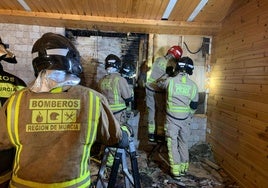 Los bomberos trabajando en la vivienda.
