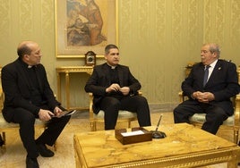 El vicario episcopal de la zona Caravaca-Mula, David Martínez, junto con Javier Fernández, de la Secretaría de Estado de la Santa Sede, y el hermano mayor de la Vera Cruz, Luis Melgarejo, este martes.