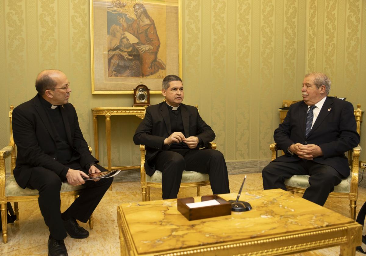 El vicario episcopal de la zona Caravaca-Mula, David Martínez, junto con Javier Fernández, de la Secretaría de Estado de la Santa Sede, y el hermano mayor de la Vera Cruz, Luis Melgarejo, este martes.