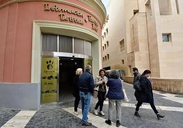 La oficina de turismo municipal de la plaza Belluga, uno de los puntos de salida de las rutas, en una imagen de archivo.