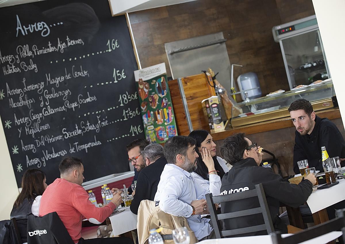 Imagen secundaria 1 - Clientes en Pico Pico y Arroz. Abajo a la derecha, Pedro, el propietario, en la cocina.