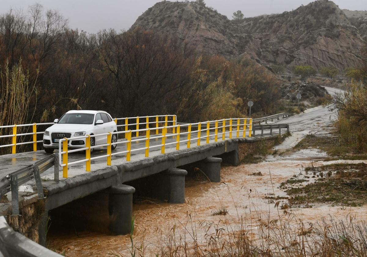 Un vehículo cruza un puente sobre el río Pliego, en la zona de Curtís en Mula.