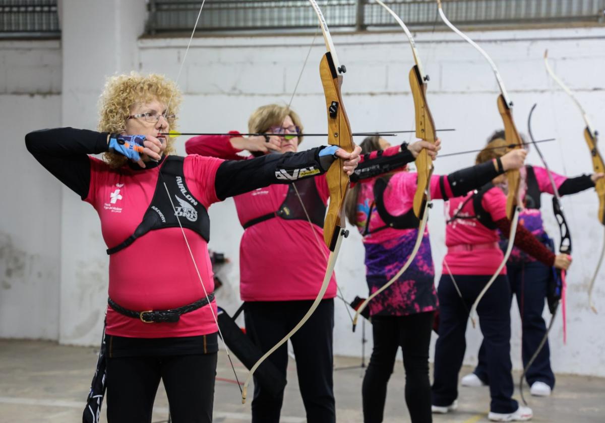 Entrenamiento. Las Flechas Rosas de Lorca, en pleno ensayo en las instalaciones del pabellón de las Alamedas de Lorca