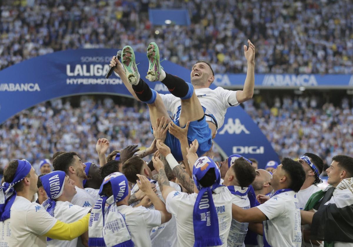 Los jugadores del Deportivo mantean a Lucas Pérez, estrella gallega que regresó a La Coruña para subir con los de Riazor al tercer intento.