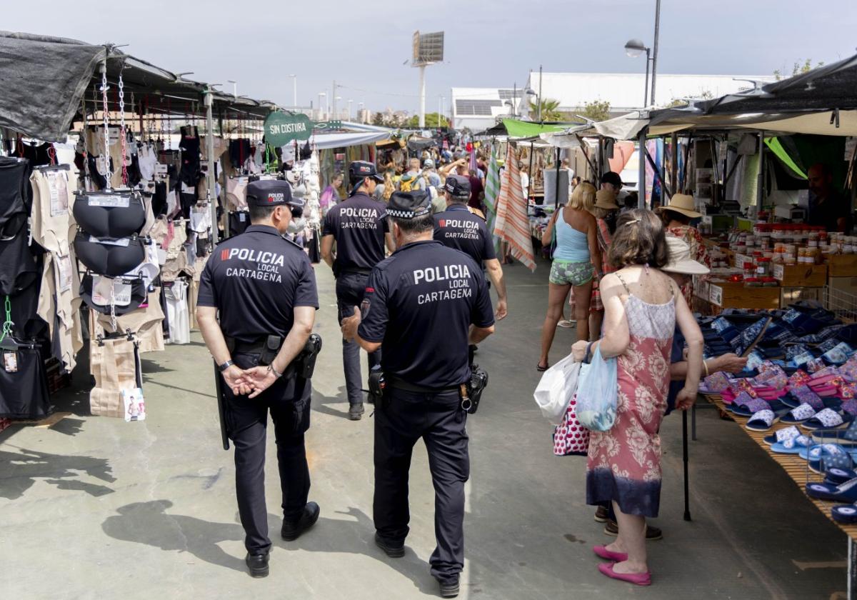 La parcela que suele albergar los mercadillos semanales es una de las propuestas por los vecinos para habilitar más plazas de aparcamiento.