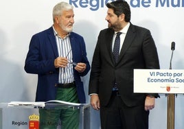 Santiago Martínez conversa con el presidente López Miras durante la firma del VI Pacto por la Economía Social de la Región de Murcia.