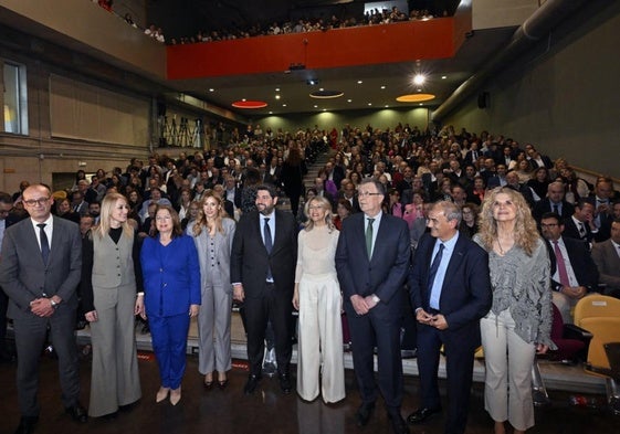 600 personas llenaron el salón de actos de la Facultad de Economía y Empresa de la UMU.