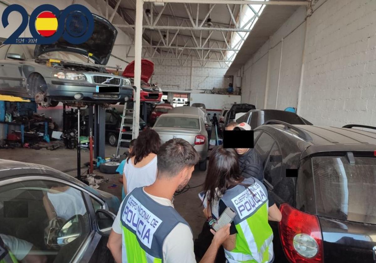 Agentes en uno de los talleres de Torre Pacheco donde, presuntamente, trabajaban extranjeros en situación irregular.