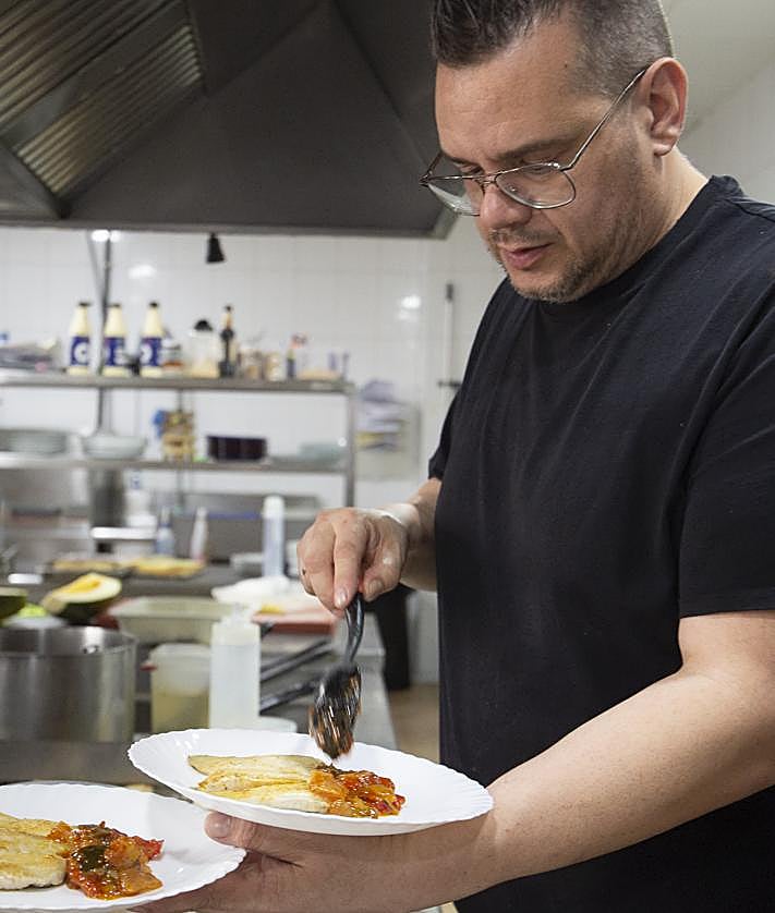 Imagen secundaria 2 - Clientes en Pico Pico y Arroz. Abajo a la derecha, Pedro, el propietario, en la cocina.