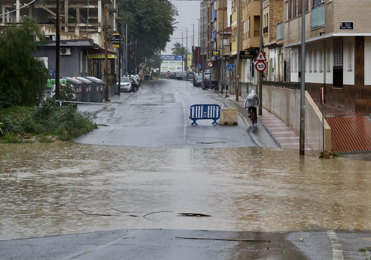 Vía inundada este miércoles en Beniaján.