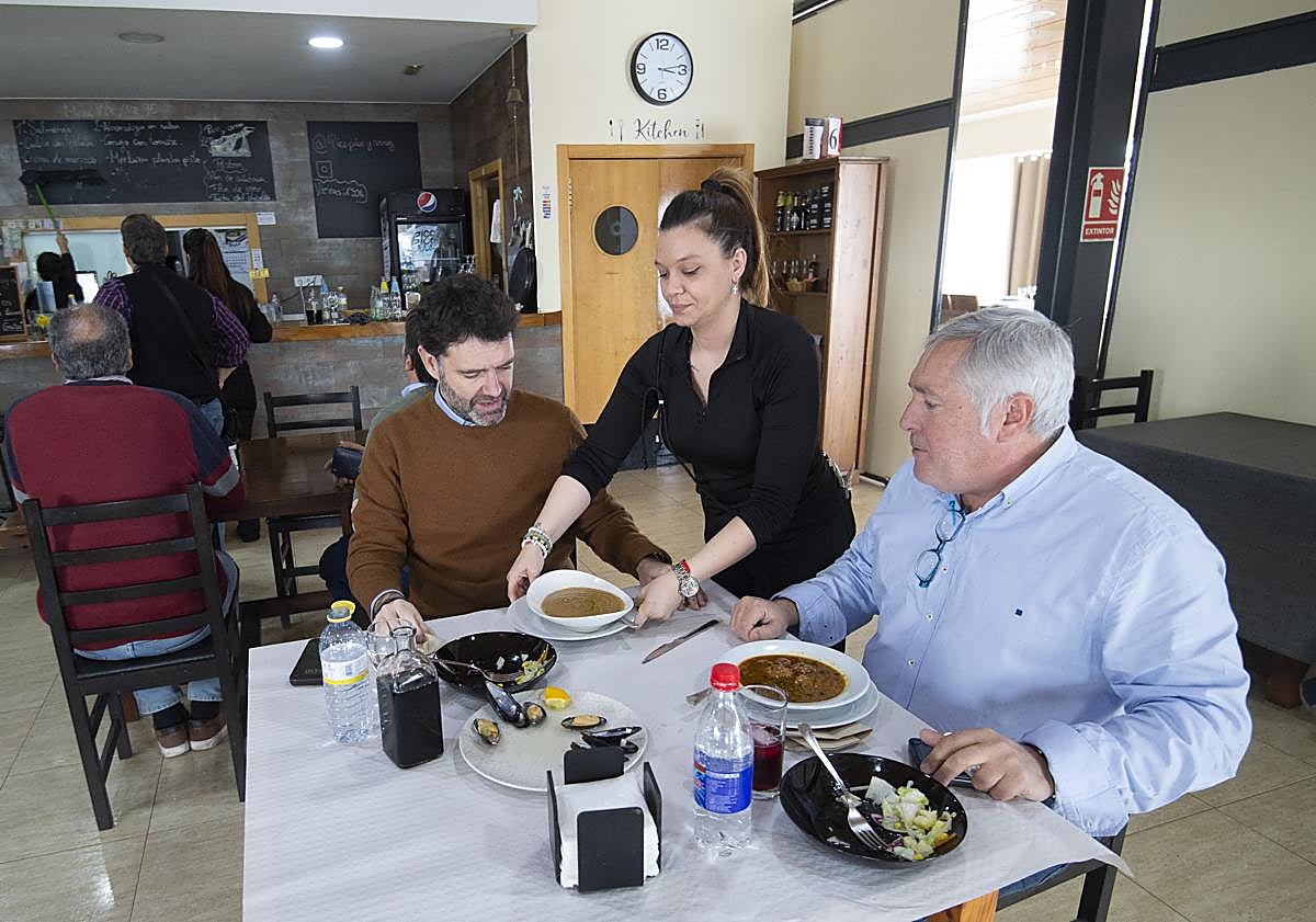 Imagen principal - Clientes en Pico Pico y Arroz. Abajo a la derecha, Pedro, el propietario, en la cocina.