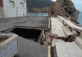 Agujero abierto en el extremo del paseo de El Portús.