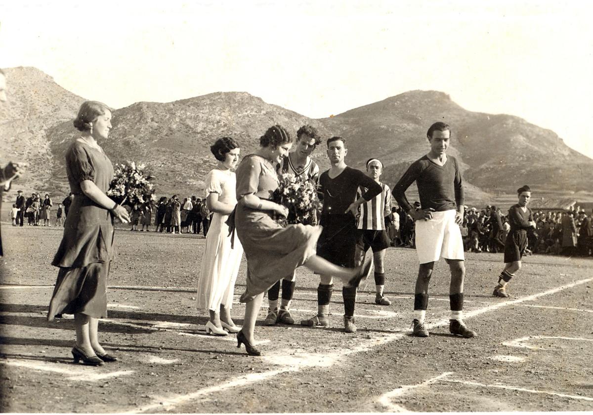 El Secante bajo la Sierra Minera. Una alumbreña hace el saque de honor en un partido en 1934.