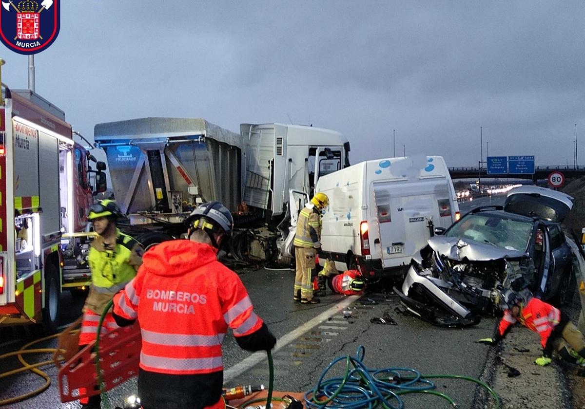 Estado en el que quedaron los vehículos involucrados en el accidente de la A-7 en Murcia.