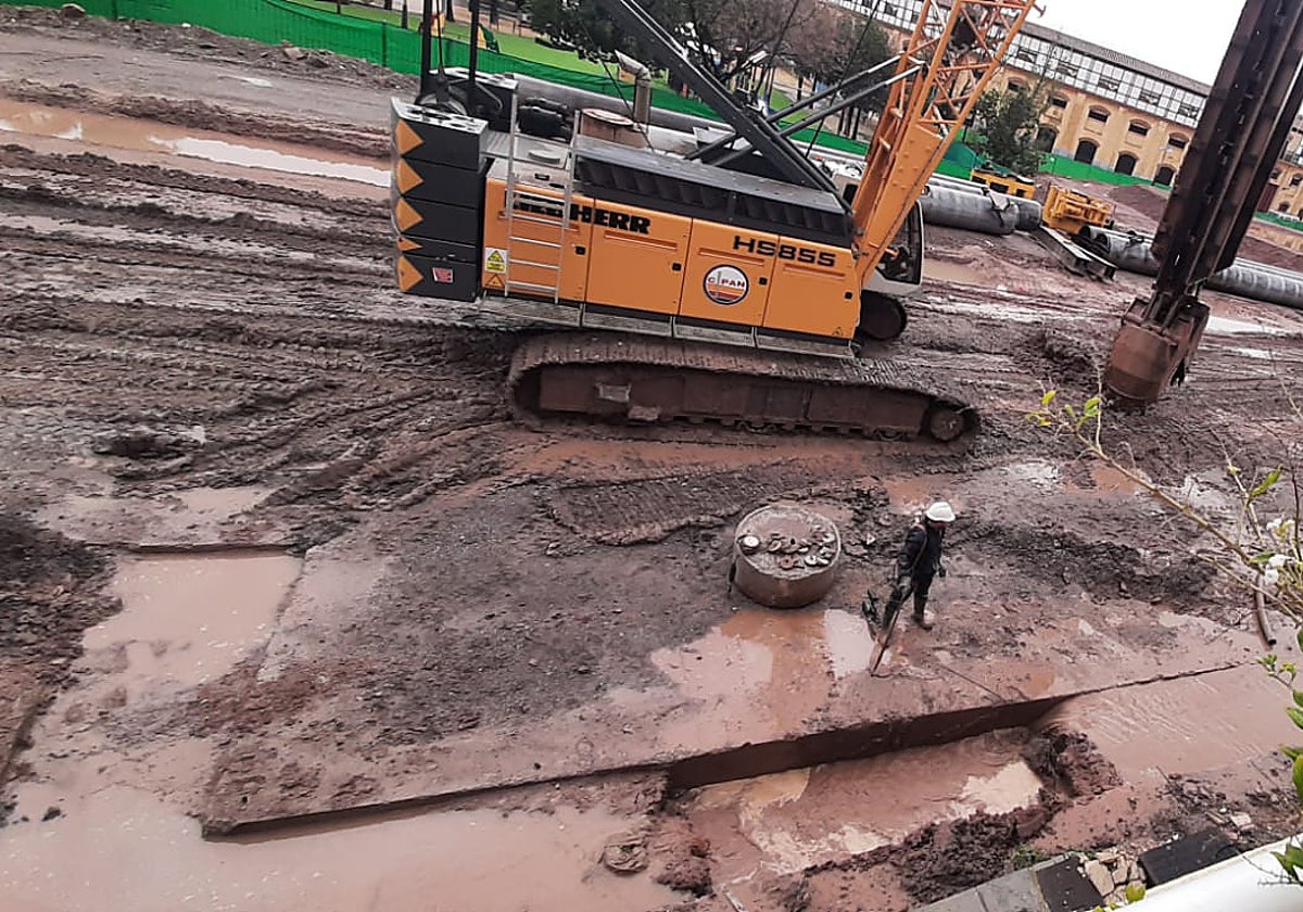 Los obreros trabajan entre barro y charcos en las obras de integración del AVE en la zona de la estación de Sutullena.