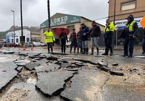 El presidente de la Región y el alcalde supervisan los daños en la zona de talleres junto a la carretera de Caravaca.