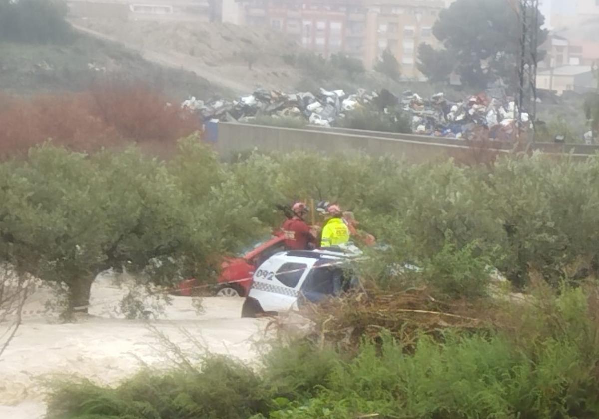 Rescatan a la mujer atrapada en su vehículo.