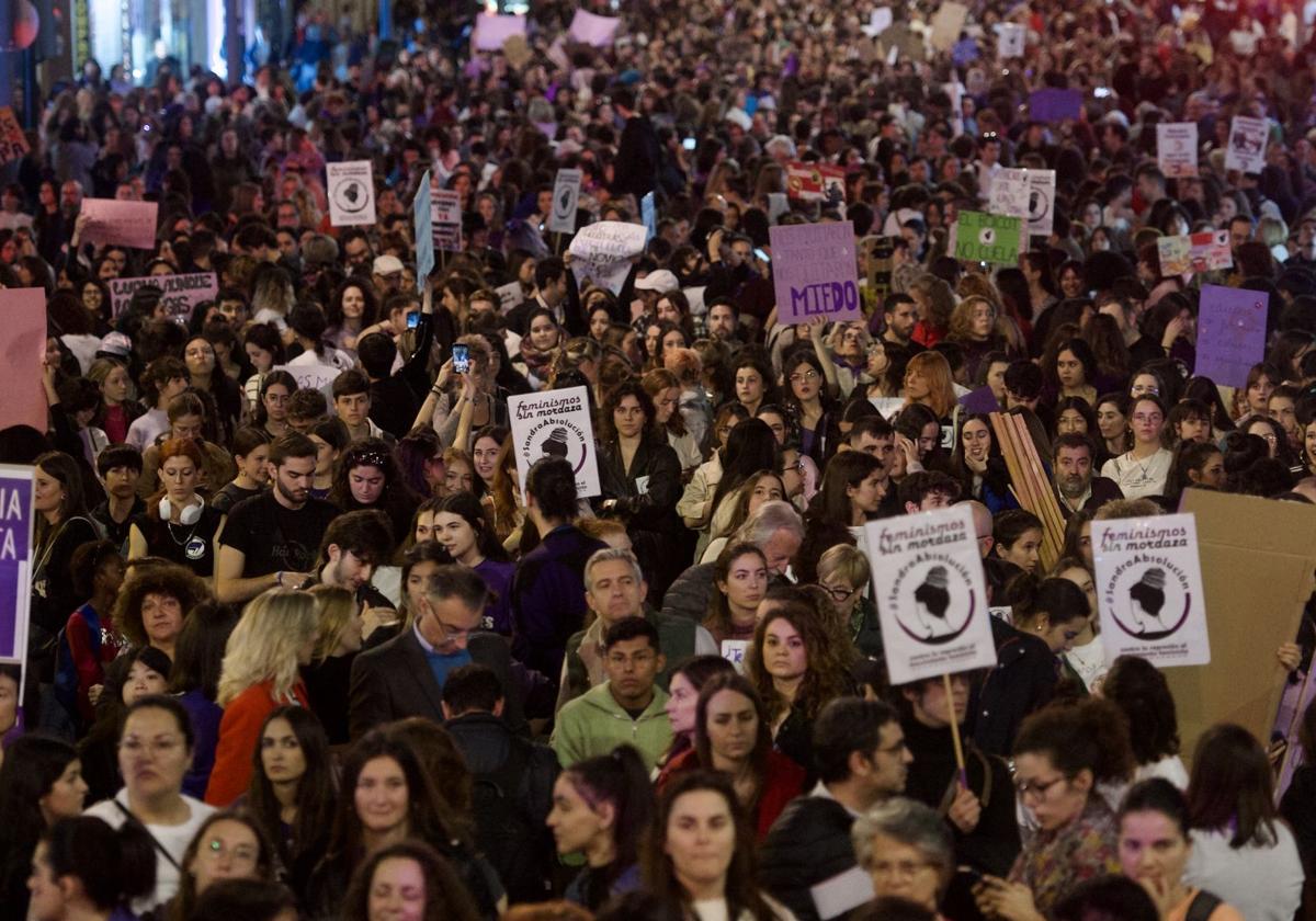 Cientos de manifestantes,durante la protesta del 8 de marzo de 2023.