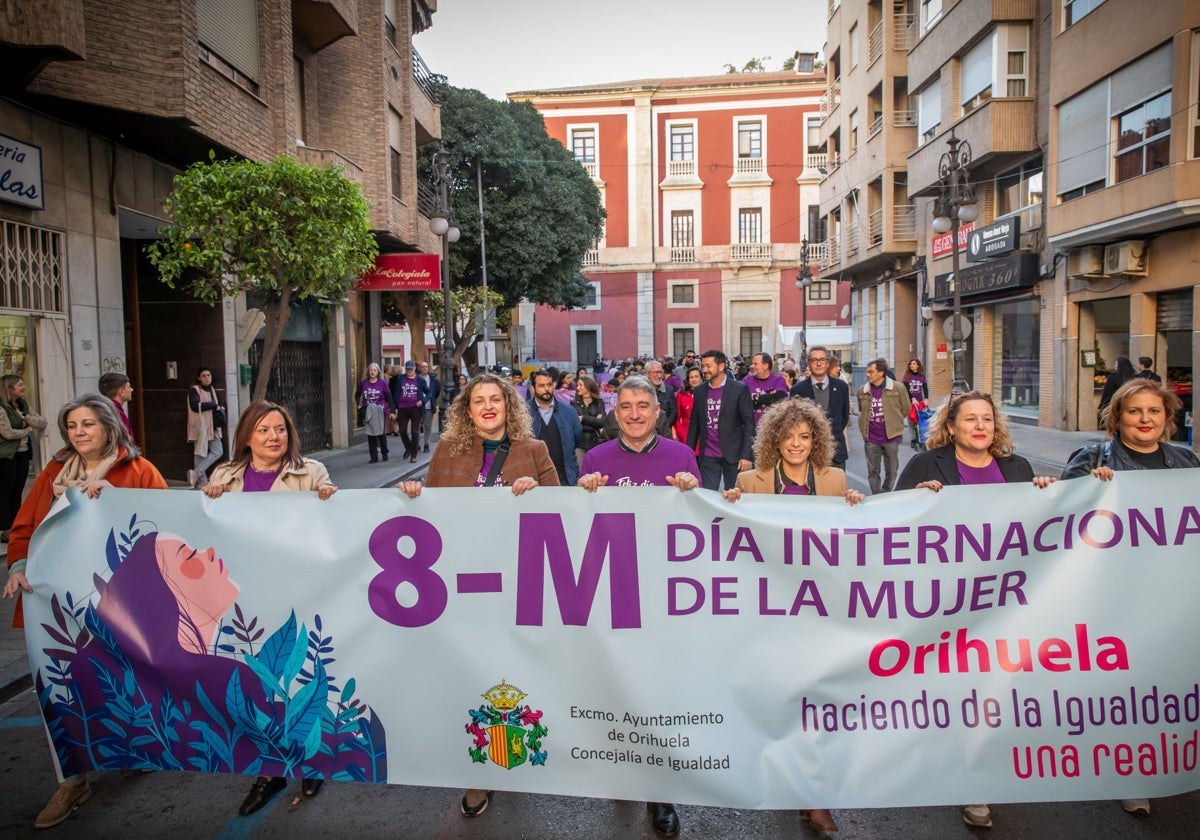 Integrantes del gobierno PP-Vox sujetan la pancarta institucional durante la marcha del 8M de 2024