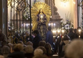 Decenas de cartageneros desfilaron este viernes por el interior de Santa María de Gracias para mostrar sus respetos al Cristo de Medinaceli.