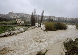 Caudal del río Argos con la localidad de Cehegín al fondo, tras el paso del temporal por el municipio.