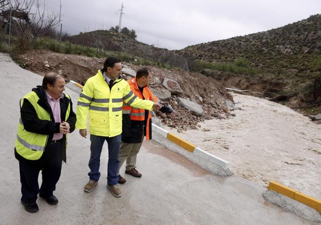 El consejero Jorge García (c) revisa los accesos a Cehegín.