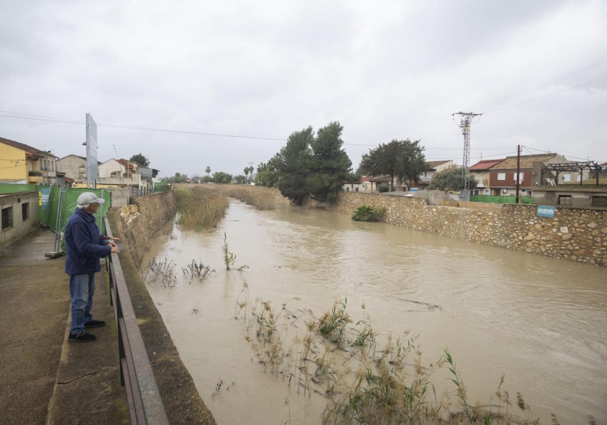 José Merino contempla, desde La Basca, la crecida del río y, al otro lado del cauce, el espacio que debe ocupar el futuro puente.