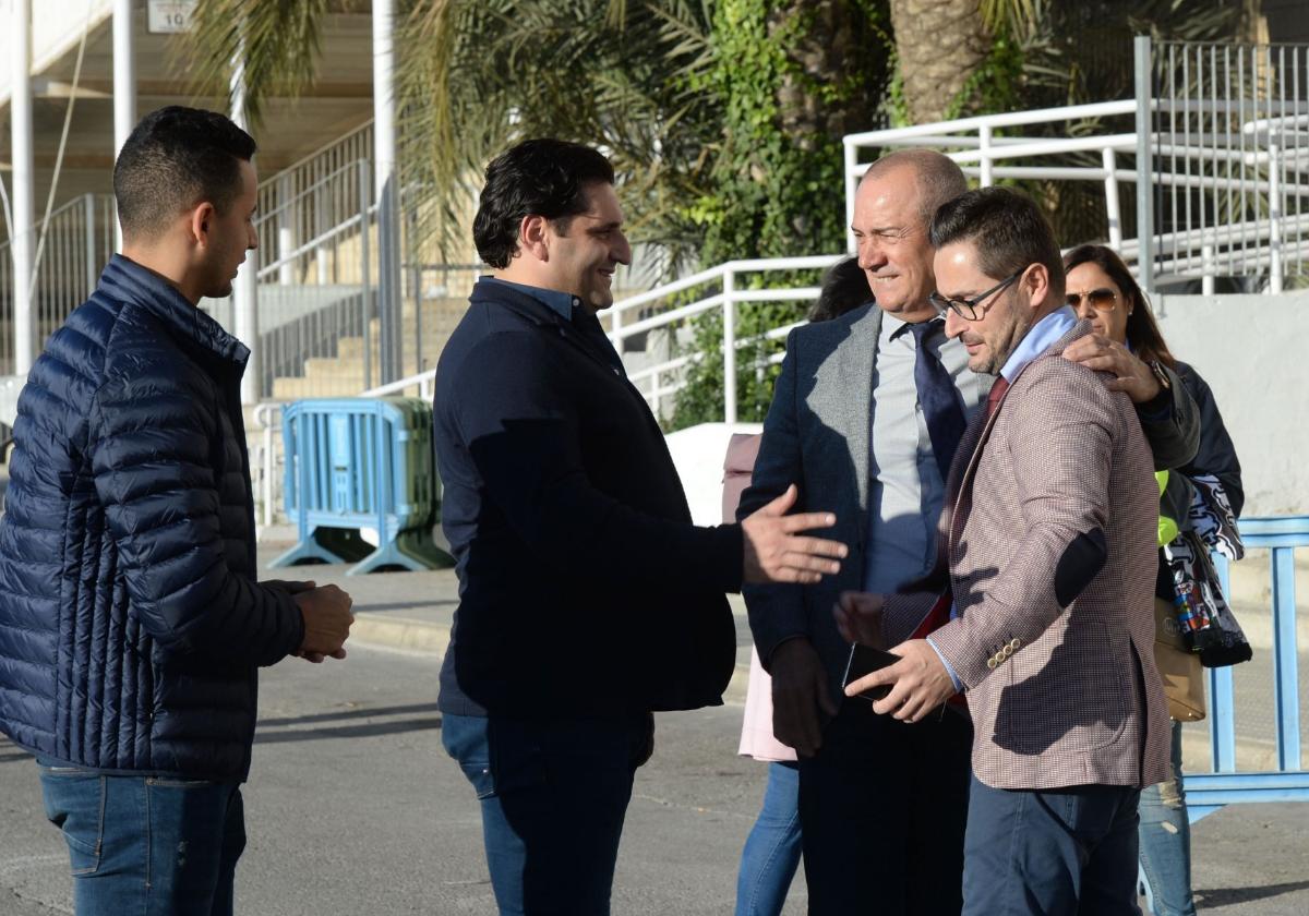 Felipe Moreno y Paco Belmonte se saludan en la puerta del estadio Cartagonova, en 2017.