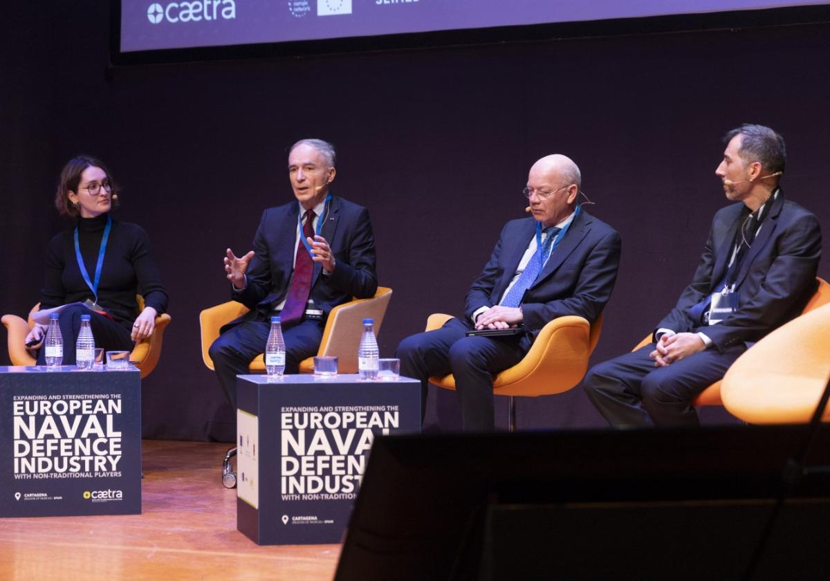 De izq. a dcha., Sidonie Robert modera la charla que protagonizaron Stanislas Gourlez de la Motte, Peter van Terwisga y Pablo Pavón.